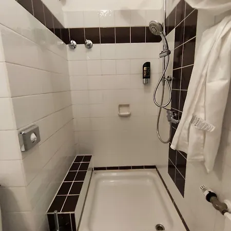 Gaestehaus Am Bahnhof فندق فيشتا