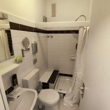 Gaestehaus Am Bahnhof فيشتا